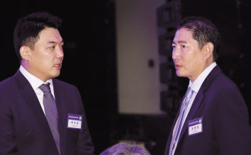 동행 경제인 만찬 간담회에 참석한 조현준(오른쪽) 효성그룹 회장