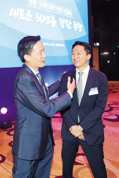 동행 경제인 만찬 간담회에서 김동관(왼쪽) 한화그룹 부회장이 정기선 HD현대 사장과 환담을 나누고 있다.