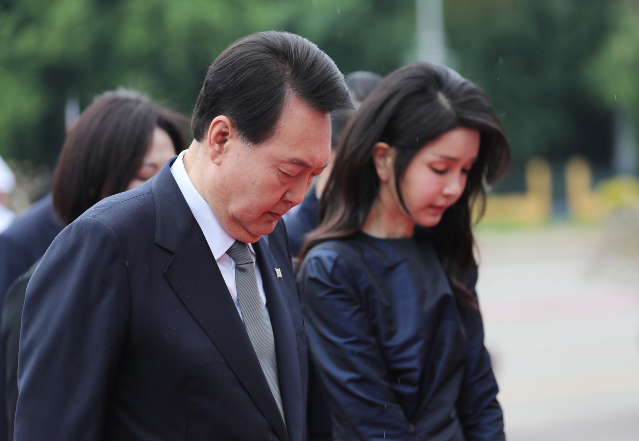 베트남을 국빈 방문 중인 윤석열 대통령과 김건희 여사가 23일(현지시간) 하노이의 호찌민 묘소를 찾아 묵념하고 있다. [연합]