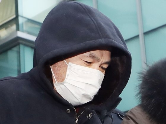 지인을 살해하고, 시신 유기를 도운 공범마저 살해한 권재찬(54)이 지난 2021년 12월 14일 오전 인천시 미추홀구 미추홀경찰서에서 나와 검찰로 송치되고 있는 모습. [연합]