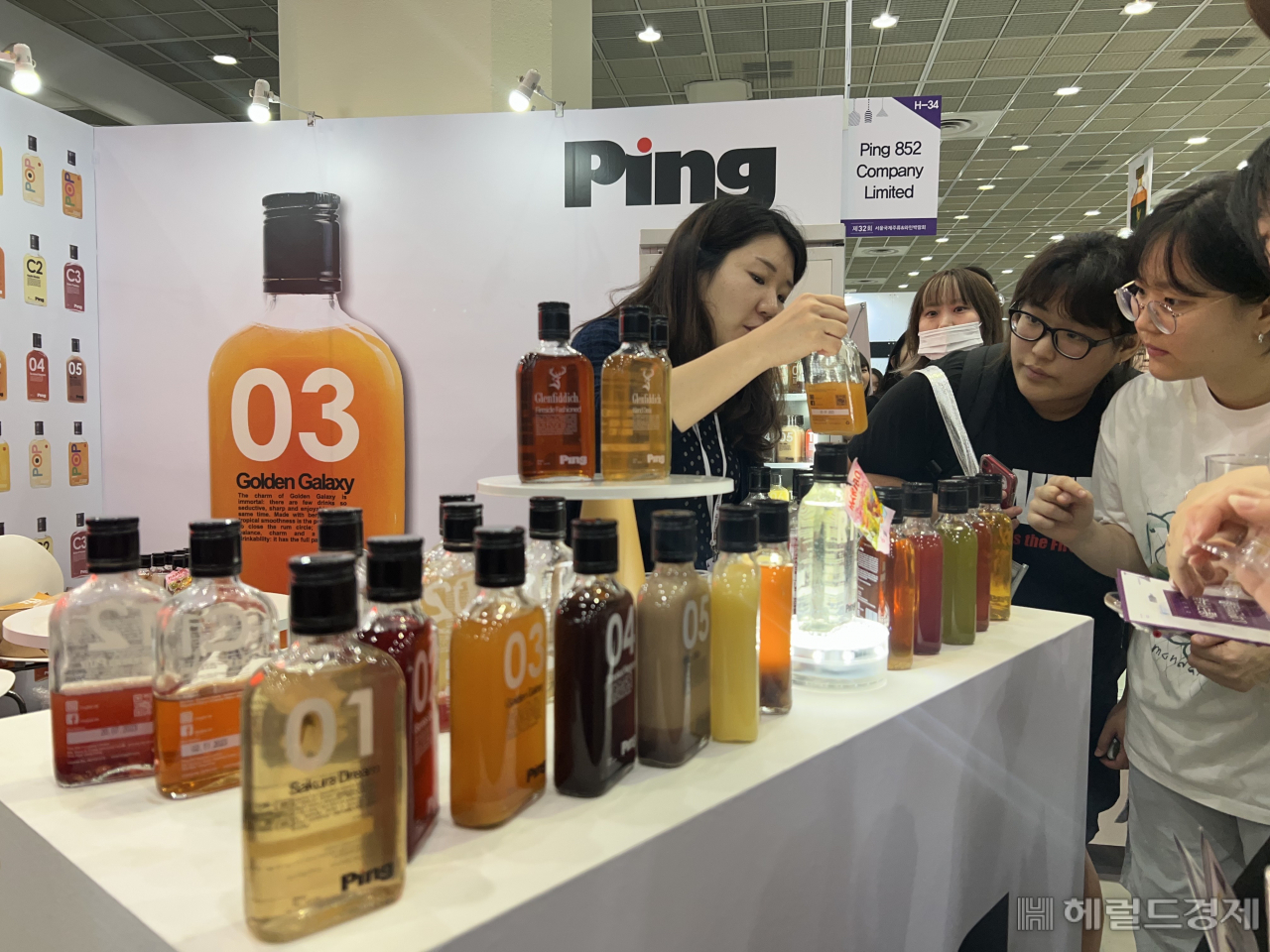홍콩 칵테일 주류 브랜드 핑(Ping) 852가 서울 강남구 코엑스에서 열리고 있는 2023 서울국제주류&와인박람회에서 세대별 취향 고려해, 새로운 칵테일 트렌드를 이끌 15가지 맛의 다양한 제품을 선보이고 있다. 사진=핑(Ping) 제공