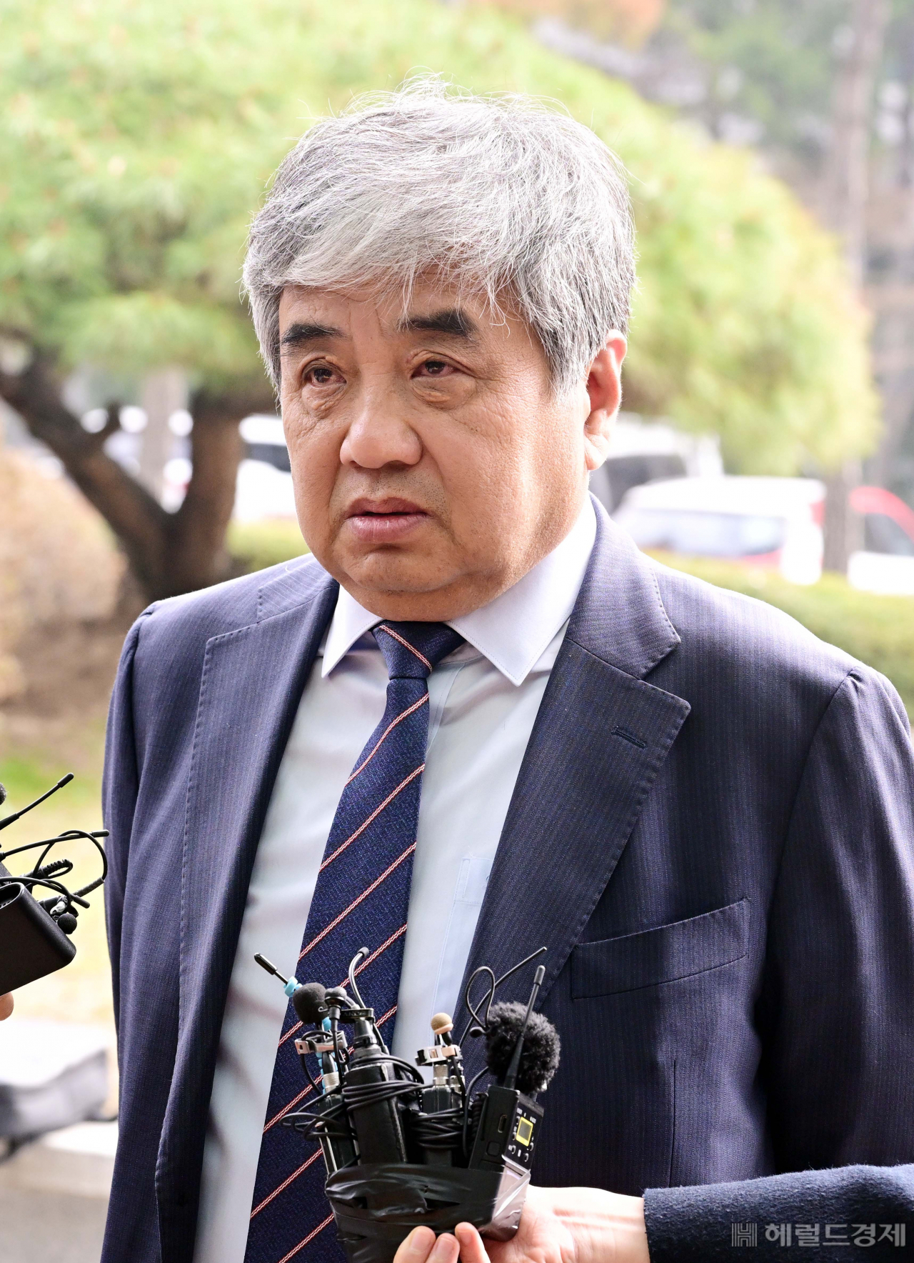 한상혁 방송통신위원장이 지난 3월 22일 오전 서울시 도봉구 서울북부지검에 출석해 기자들의 질문에 답변을 하고 있다. 한 위원장은 종합편성채널 TV조선의 재승인 심사 점수를 낮게 책정하도록 하는 등 심사 과정에 부당하게 개입한 혐의 등을 받고 있다. 이상섭 기자