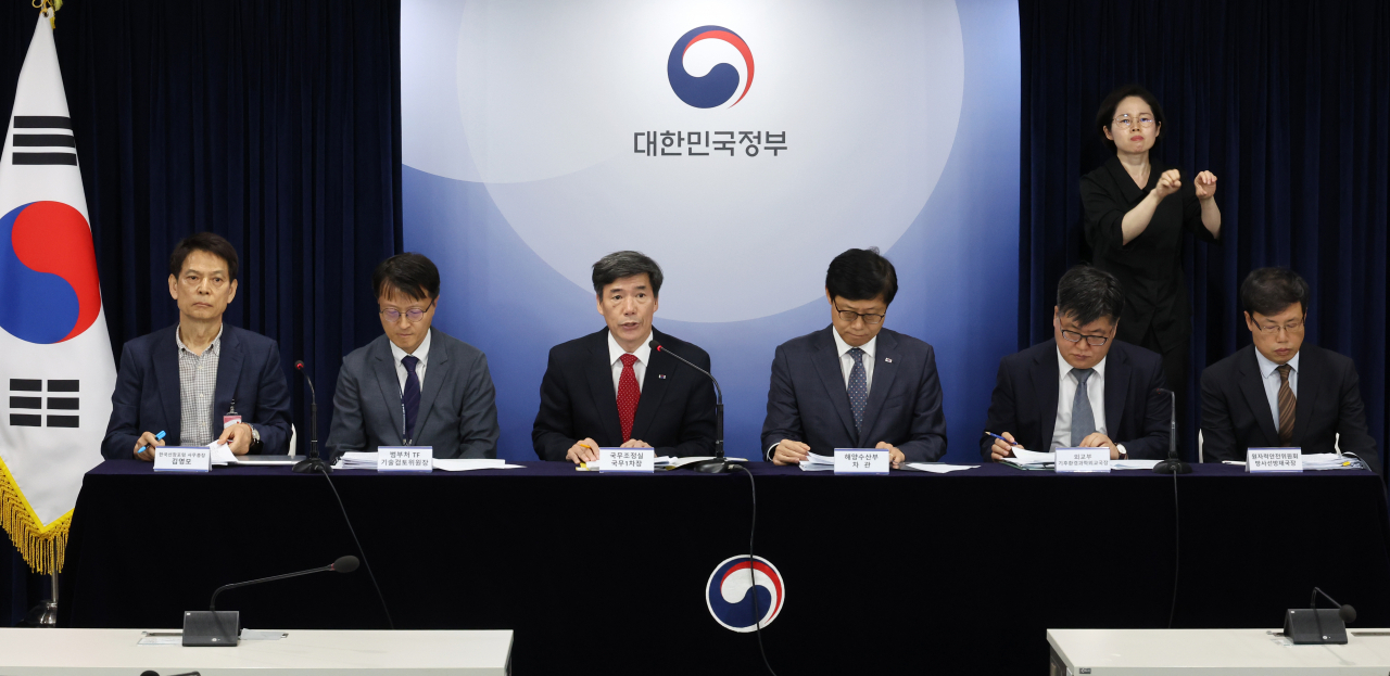 박구연(왼쪽 세번째) 국무조정실 국무1차장이 23일 정부서울청사에서 열린 후쿠시마 오염수 방류 관련 일일 브리핑 및 향후계획 발표에서 오염수 방류 대응 전반에 관련한 브리핑을 하고 있다. [연합]