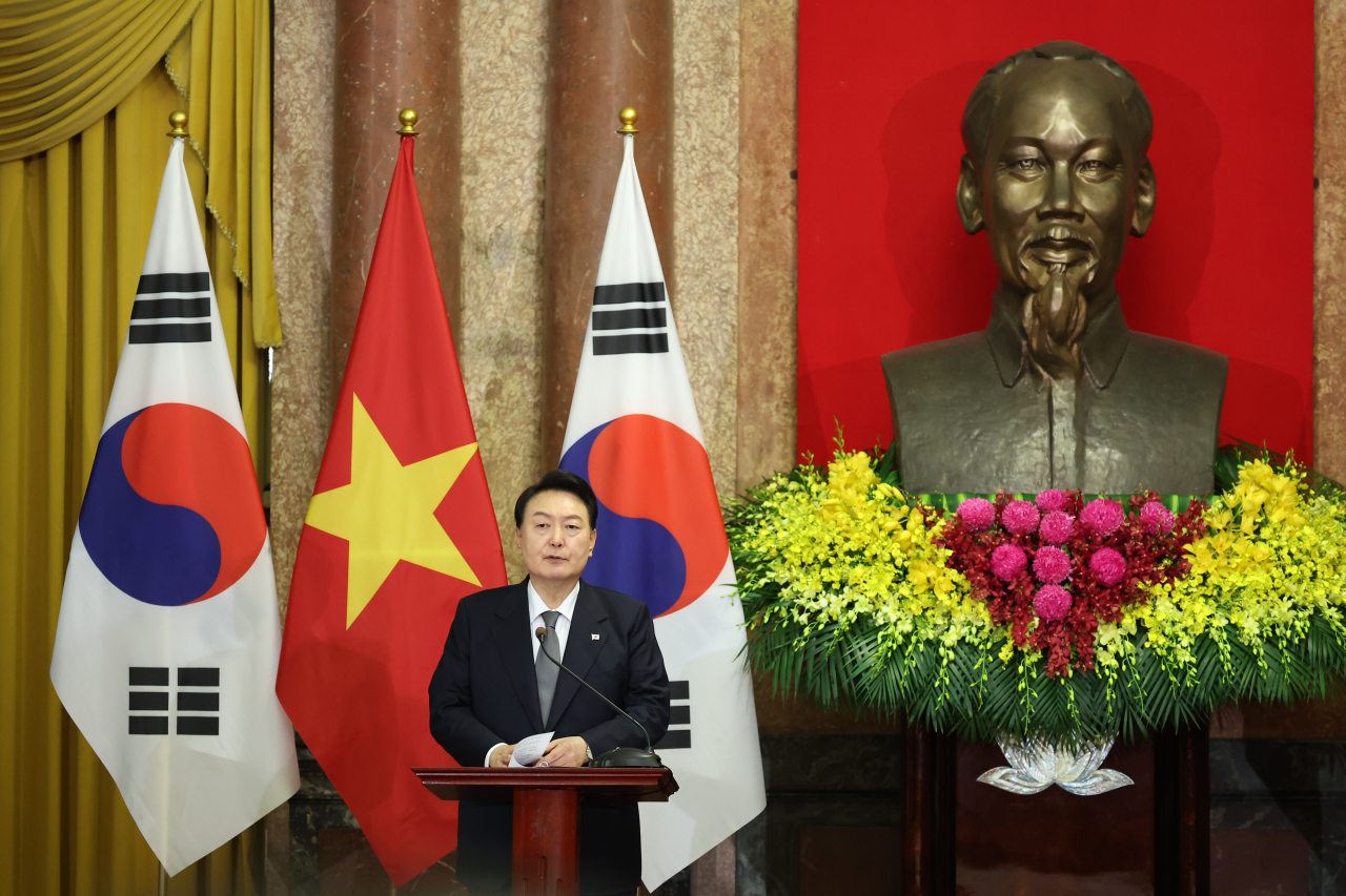 베트남을 국빈 방문한 윤석열 대통령이 23일(현지시간) 하노이 주석궁에서 열린 보 반 트엉 베트남 국가주석과의 한·베트남 정상 공동 언론발표에서 발언하고 있다. [연합]