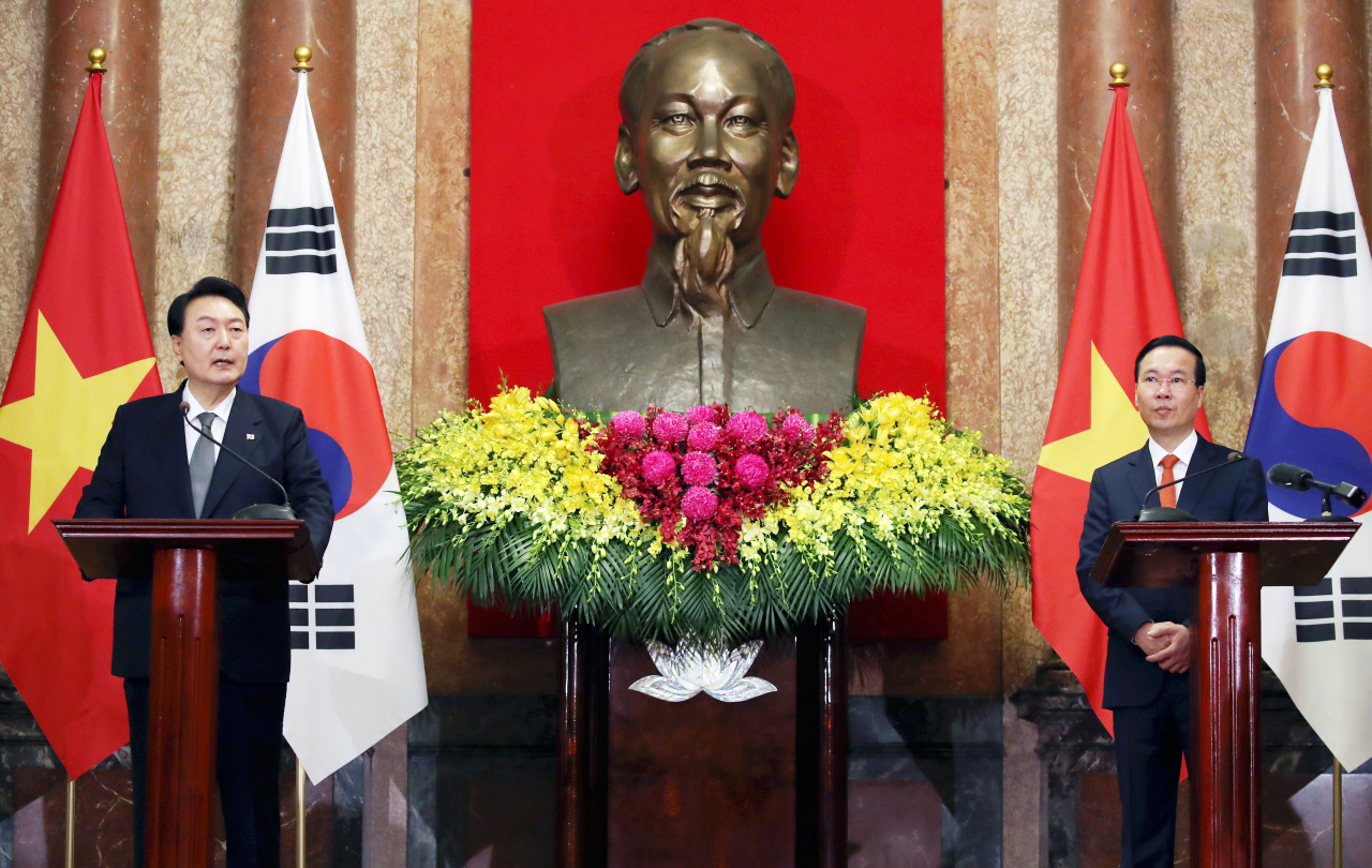 베트남을 국빈 방문한 윤석열 대통령이 23일(현지시간) 하노이 주석궁에서 열린 보 반 트엉 베트남 국가주석과의 한·베트남 정상 공동 언론발표에서 발언하고 있다. [연합]
