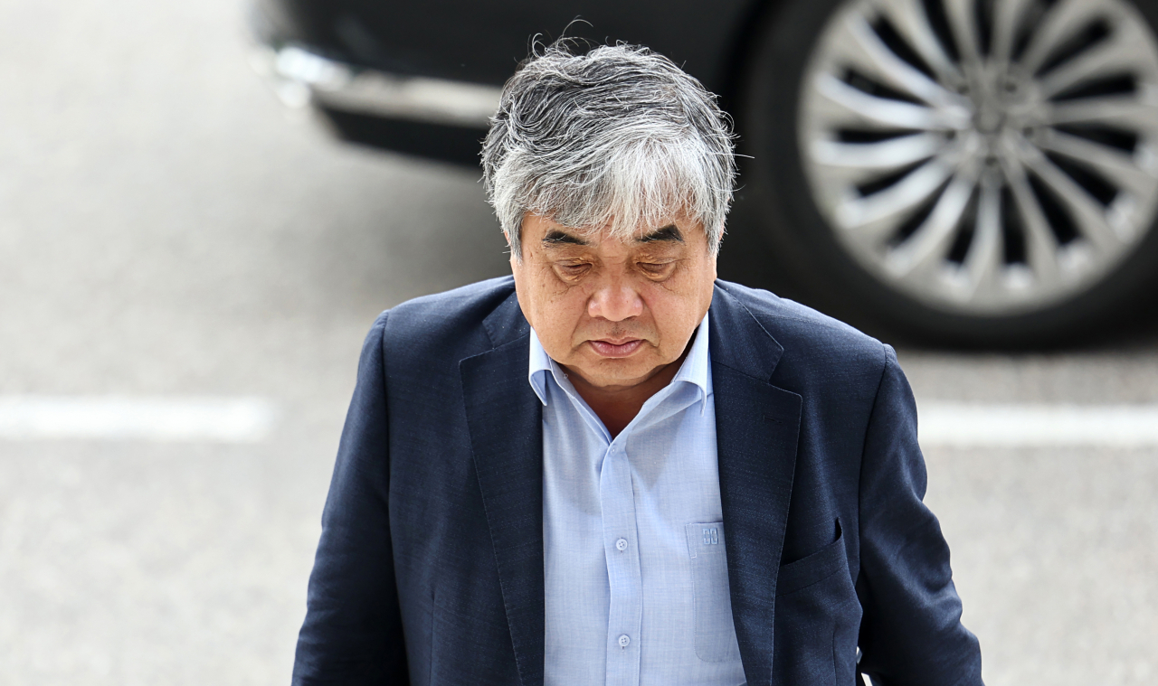 종합편성채널 재승인 심사점수 조작 혐의로 기소된 한상혁 방송통신위원장이 5월 30일 오전 과천 방송통신위원회로 출근하고 있다. [연합]