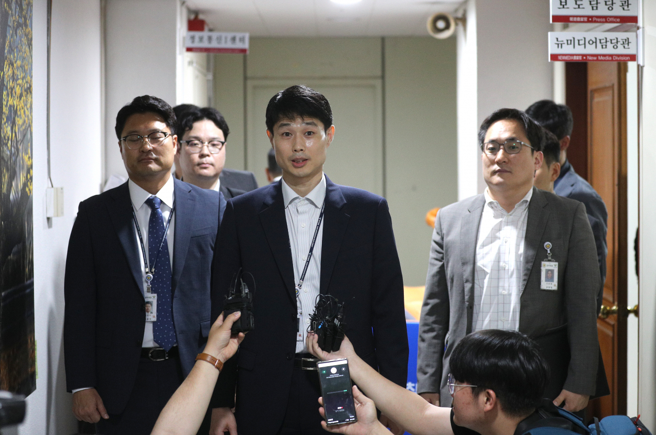 23일 오전 대구경찰청이 홍준표 대구시장에 대한 공직선거법 위반 고발 사건과 관련해 대구시 동인청사를 압수수색 후 관련 경찰이 기자들의 질문에 답하고 있다. [연합]