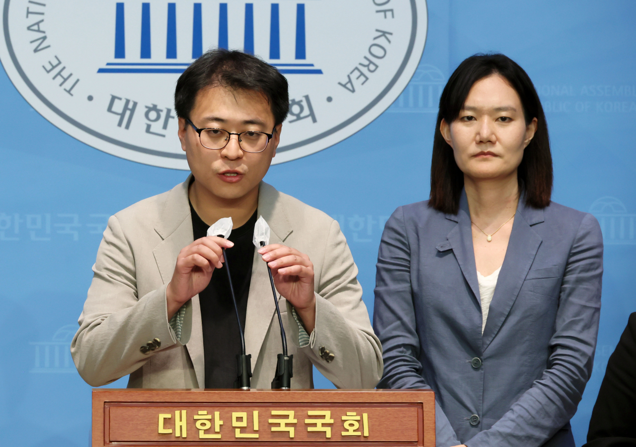 민주당 혁신위원회 윤형중·김남희 대변인이 23일 오후 국회 소통관에서 혁신위 2차 회의 결과를 브리핑하고 있다. [연합]