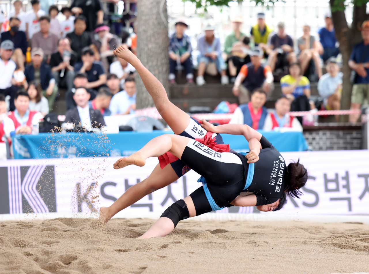 Two participants compete during a women's wrestling competition at Nammdaecheon Danojang in Gangneung, a city in Gangwon Province, as part of the ongoing Gangneung Danoje Festival on June 20. (Yonhap)