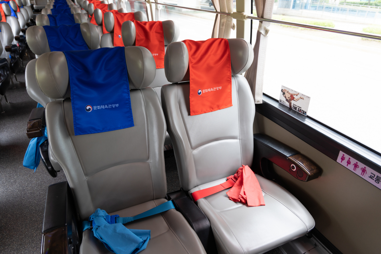 Safety belts inspired by traditional Korean wrestling bands are installed on an airport bus. The Ministry of Culture, Sports and Tourism announced that the "K-Wrestling safety belt" will be used on a designated airport bus route from May 31 to June 28. (Yonhap)