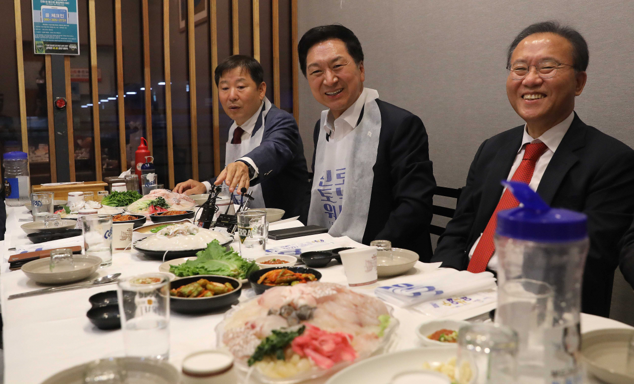 김기현 국민의힘 대표가 15일 오후 서울 노량진수산시장의 한 음식점에서 취임 100일을 맞이해 당 지도부와 만찬을 하고 있다. 왼쪽부터 이철규 사무총장, 김 대표, 윤재옥 원내대표. [연합]