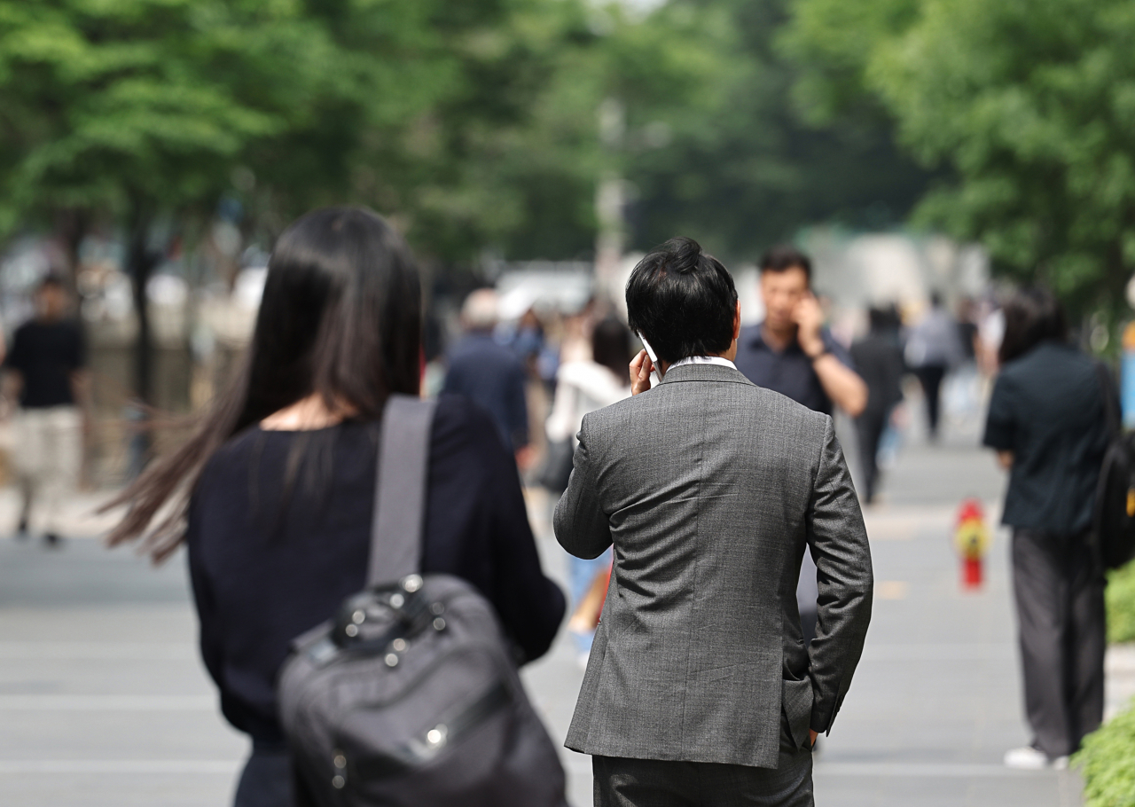 This photo shows pedestrians in the financial district of Yeouido, western Seoul, on June 7 (Yonhap)