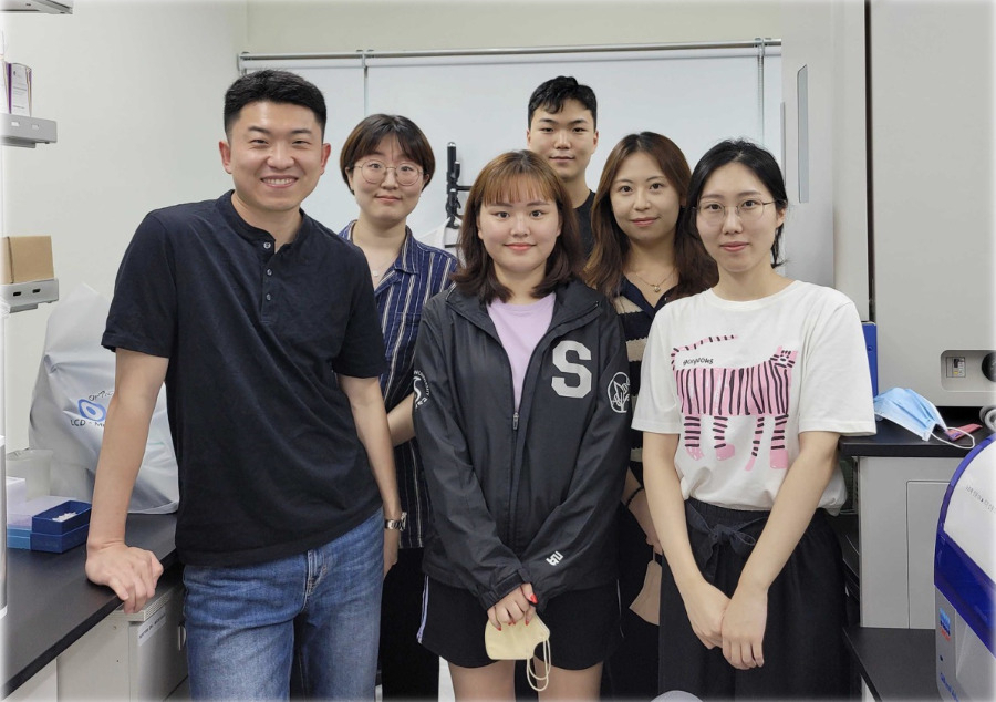 23일 성균관대는 정수명 생명과학과 교수 연구팀이 갈색지방조직 맞춤형 흡수·분비 동정맥 대사체 분석을 세계 최초로 성공했다고 밝혔다. 정수명 교수 연구팀. [성균관대 제공]
