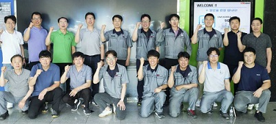 남선알미늄과 한국GM 임직원들이 공장견학을 마치고 단체사진을 찍었다. [남선알미늄 제공]