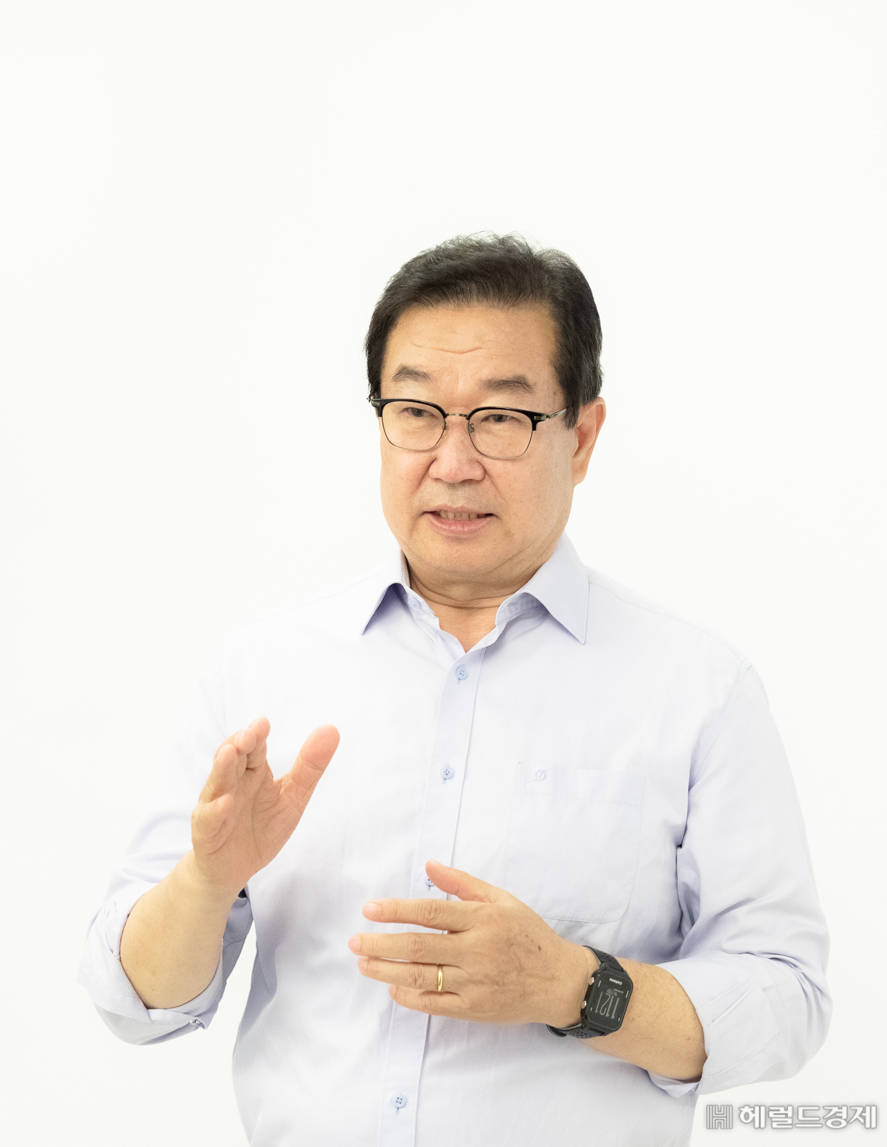 양형일 전 대사는 내년 선거에 출마를 선언했다. 해외경험을 통해 얻은 인사이트를 지역발전에 녹여내겠다는 각오다. 그의 카키색 수첩에는 빽빽한 메모로 가득했다. 서인주 기자