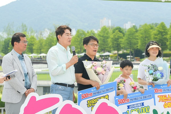 23일 오후 노관규 순천시장이 500만번째 입장객에 선물을 전달하고 인사말을 하고 있다. [박람회 조직위 제공]