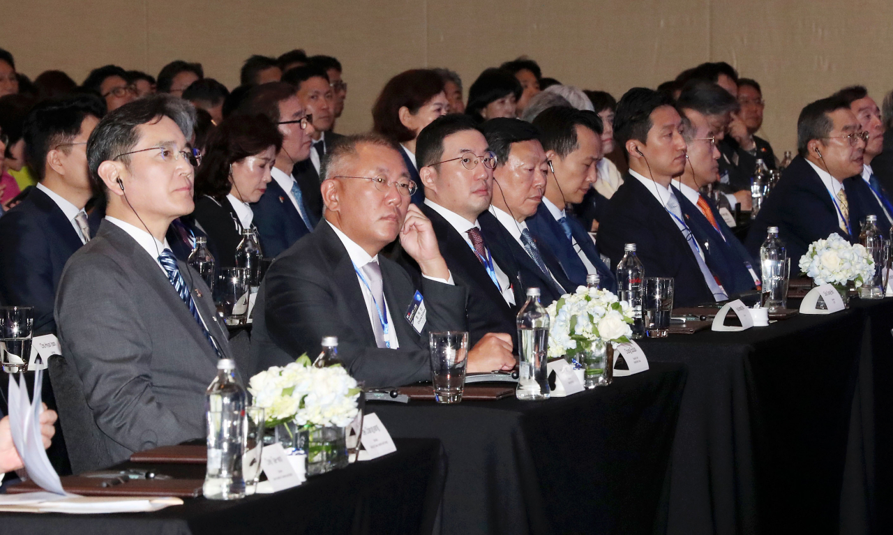 이재용(왼쪽부터) 삼성전자 회장, 정의선 현대차 그룹 회장, 구광모 LG그룹 회장, 신동빈 롯데그룹 회장, 김동관 한화그룹 부회장, 정기선 HD현대 사장 등이 23일 하노이 한 호텔에서 열린 한·베트남 비즈니스포럼에 참석하고 있다. [연합]