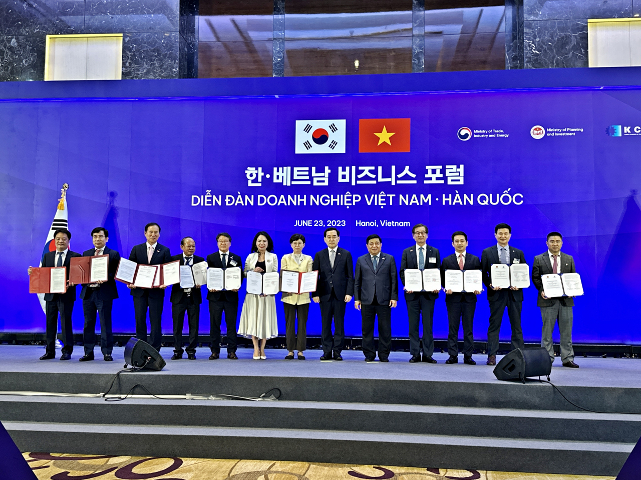 강구영(오른쪽 네번째부터) 한국항공우주산업(KAI) 사장, 응우옌 찌 중 베트남 기획투자부(MPI) 장관, 이창양 산업통상자원부 장관 등이 23일(현지시간) 베트남 하노이에서 열린 한-베트남 비즈니스 포럼에서 업무협약(MOU) 체결 기념촬영을 하고 있다. [KAI 제공]
