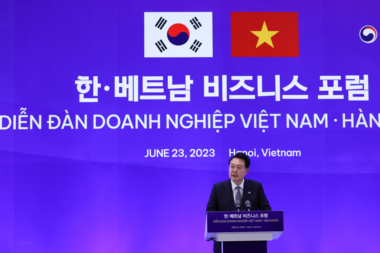 윤석열 대통령이 23일 하노이 한 호텔에서 열린 한·베트남 비즈니스 포럼에서 축사하고 있다. [연합]