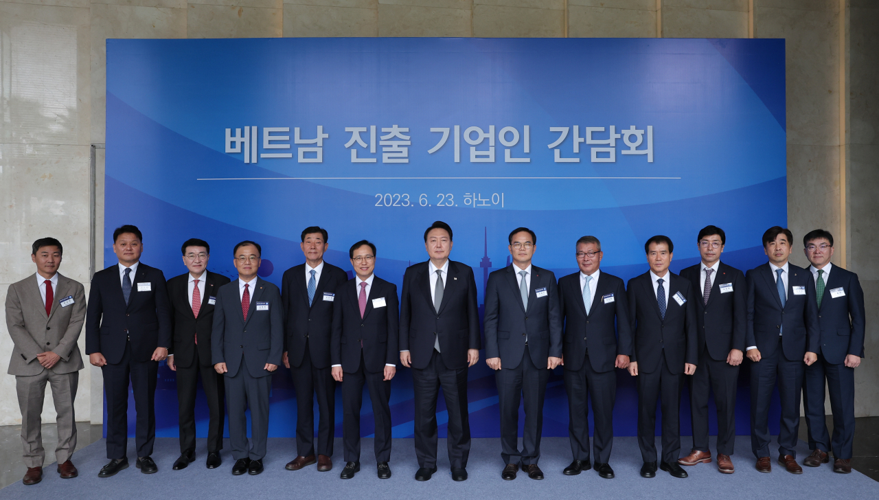베트남을 국빈 방문 중인 윤석열 대통령이 23일(현지시간) 하노이 한 호텔에서 열린 베트남 진출 기업인 오찬 간담회에서 기념촬영을 하고 있다. [연합]