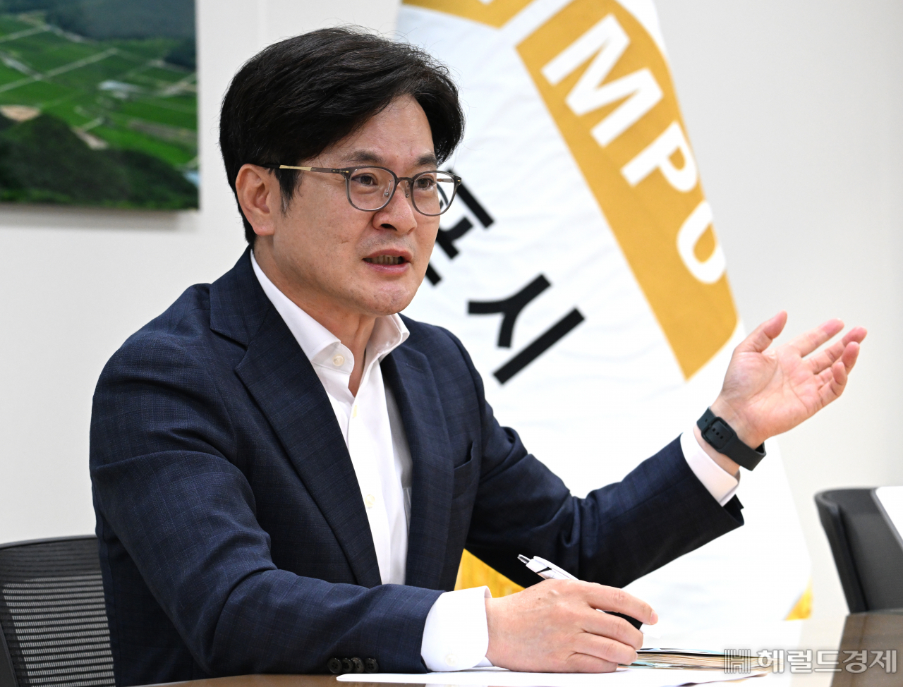 김병수 김포시장은 19일 경기도 김포시청에서 진행한 헤럴드경제와 인터뷰에서 “지하철 5호선 김포 연장을 위해 5년간 발로 뛰어 왔다. 가장 김포시민을 위하고 경제성이 높은 노선으로 확정되기를 기대한다”고 밝혔다. 김포=임세준 기자