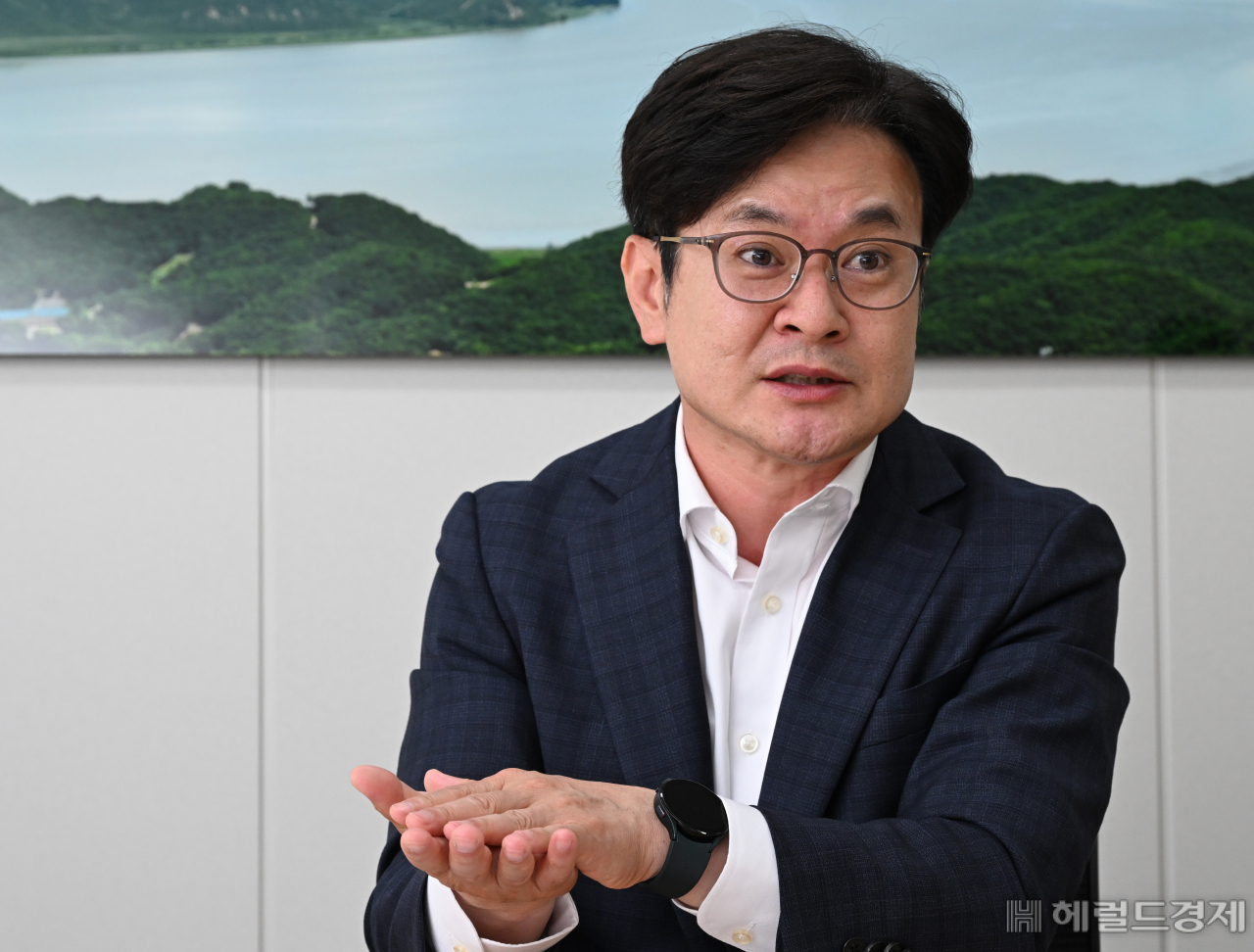 김병수 김포시장은 19일 경기도 김포시청에서 진행한 헤럴드경제와 인터뷰에서 “지하철 5호선 김포 연장을 위해 5년간 발로 뛰어 왔다. 가장 김포시민을 위하고 경제성이 높은 노선으로 확정되기를 기대한다”고 밝혔다. 김포=임세준 기자