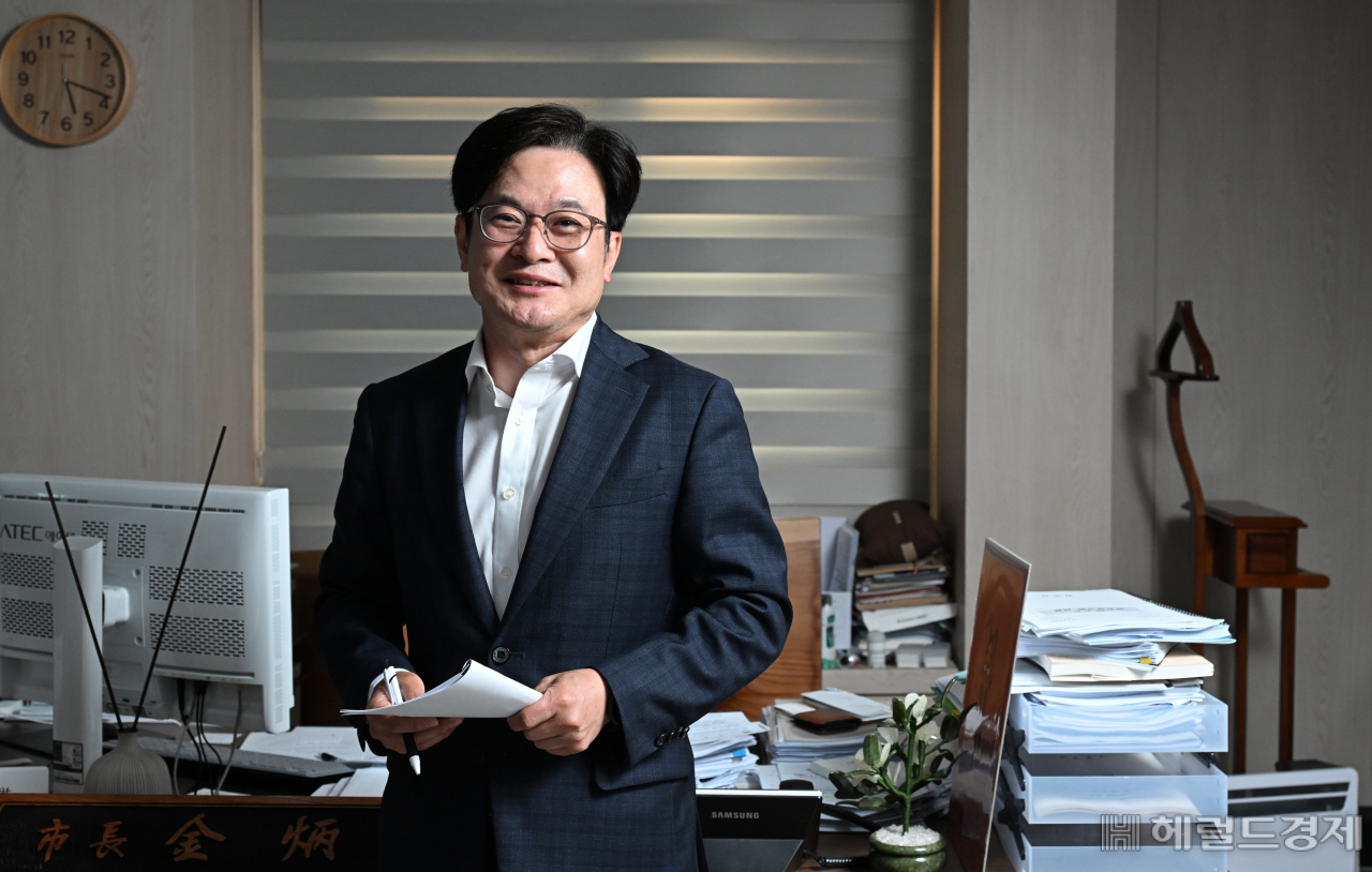 김병수 김포시장은 19일 경기도 김포시청에서 진행한 헤럴드경제와 인터뷰에서 “지하철 5호선 김포 연장을 위해 5년간 발로 뛰어 왔다. 가장 김포시민을 위하고 경제성이 높은 노선으로 확정되기를 기대한다”고 밝혔다. 김포=임세준 기자