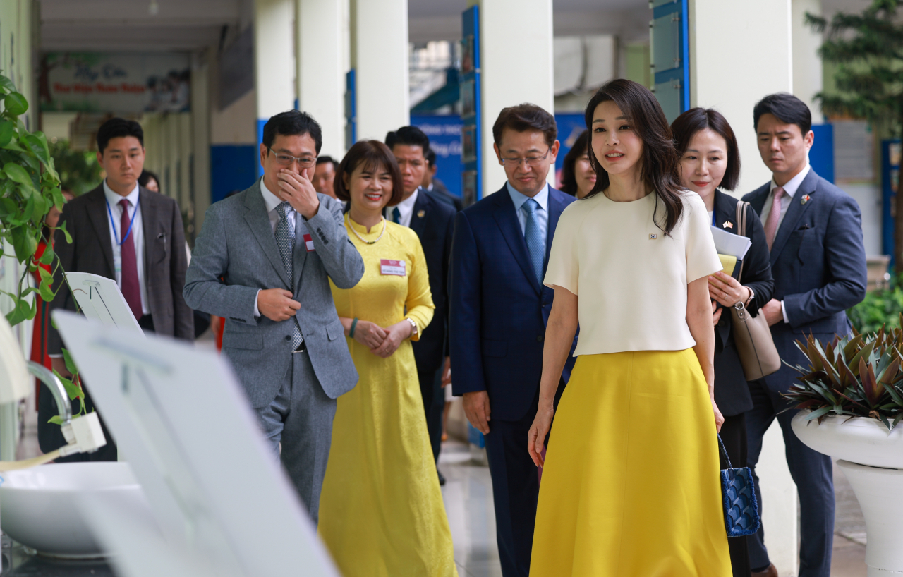 베트남을 국빈 방문 중인 윤석열 대통령의 부인 김건희 여사가 23일 하노이 남뚜리엠 중학교에서 진행된 청소년 미래 기술교육 사업 현장을 방문하고 있다. [연합]