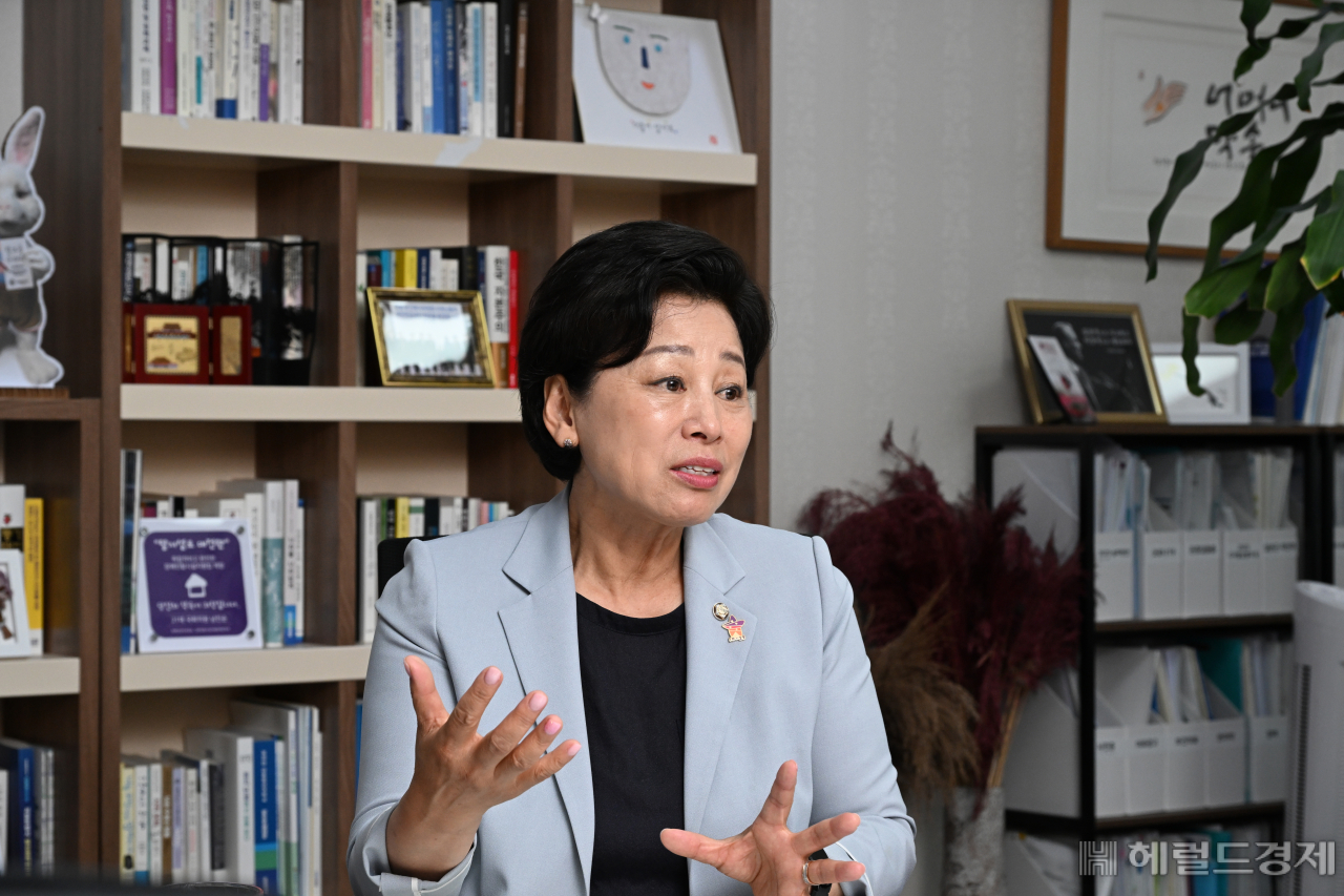 남인순 국회 정치개혁특별위원회 위원장이 21일 서울 영등포구 여의도 국회 의원회관에서 헤럴드경제와 인터뷰를 하고 있다. 그는 최근 김기현 국민의힘 대표의 ‘의원정수 축소’ 주장에 대해 “인기영합 발언이 아니라 정부여당으로서 책임있는 자세를 보여야 한다”고 주문했다. 임세준 기자
