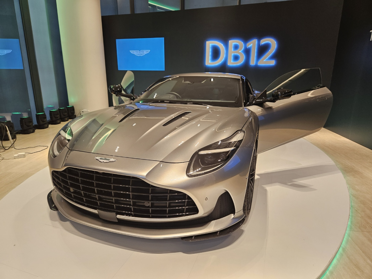 애스턴마틴 ‘DB12’. [김지윤 기자]