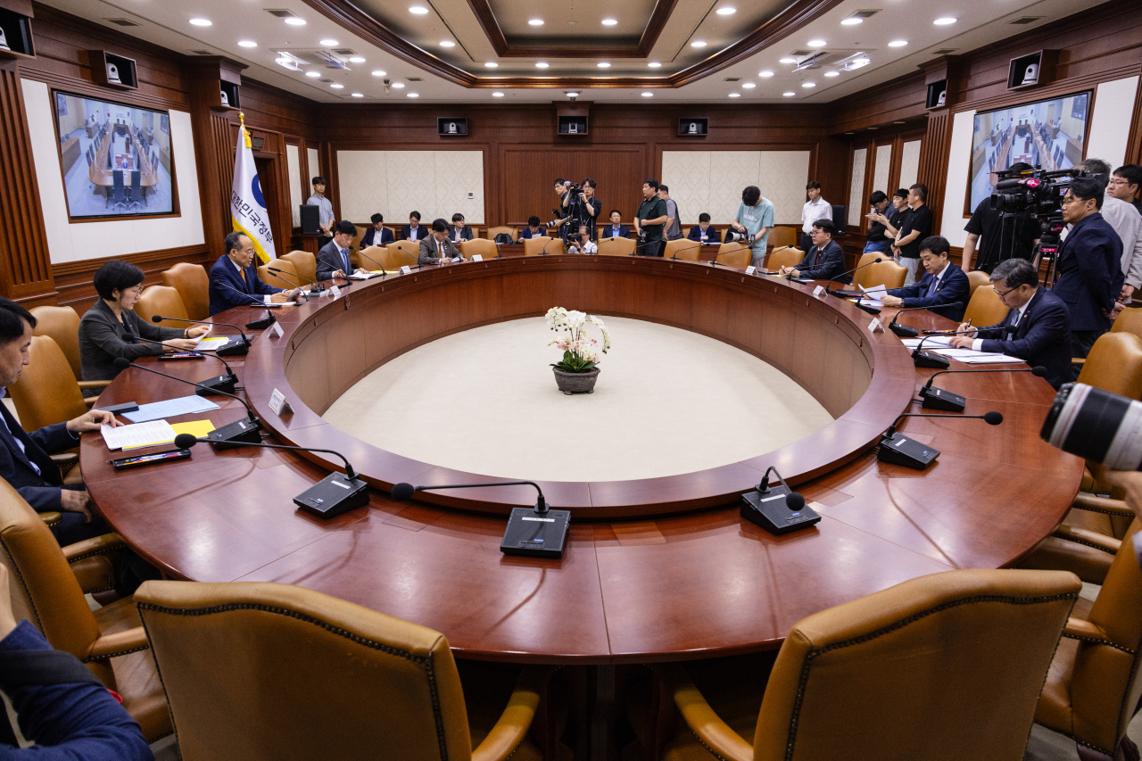 기획재정부는 재정준칙 도입에 적극 찬성하고 있다. 21일 오전 서울 종로구 정부서울청사에서 열린 비상 경제 장관회의 겸 수출 투자 대책 회의에서 참석 부처 장차관들이 추경호 경제부총리 겸 기획재정부 장관의 발언을 듣고 있다. 연합뉴스