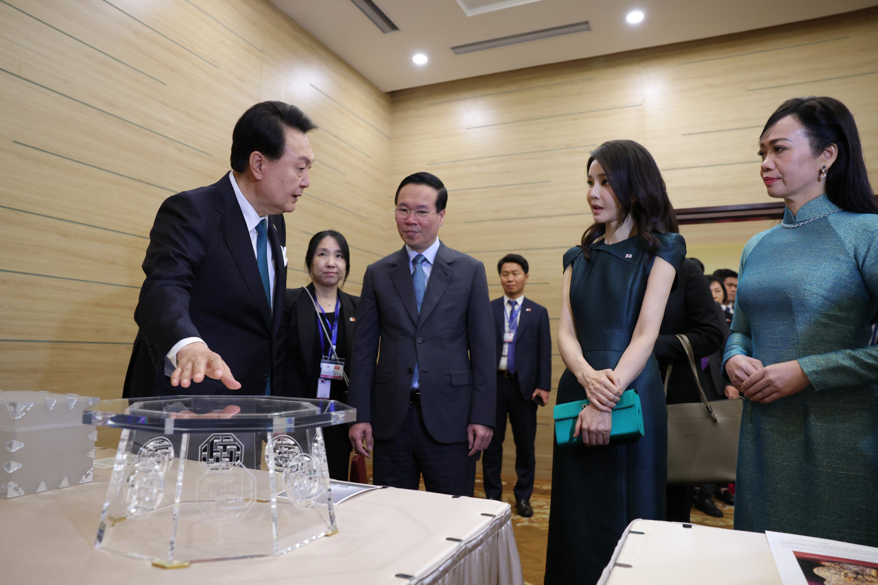 베트남을 국빈 방문 중인 윤석열 대통령과 김건희 여사가 23일(현지시간) 하노이 국제컨벤션센터에서 열린 국빈 만찬에서 보 반 트엉 베트남 국가주석 내외와 함께 전시물을 관람하고 있다. [연합]