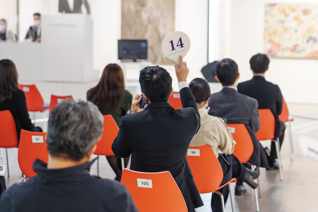 한 소비자가 경매에 참여하고 있다(사진은 기사 내용과 직접적 관련없음). [서울옥션 제공]