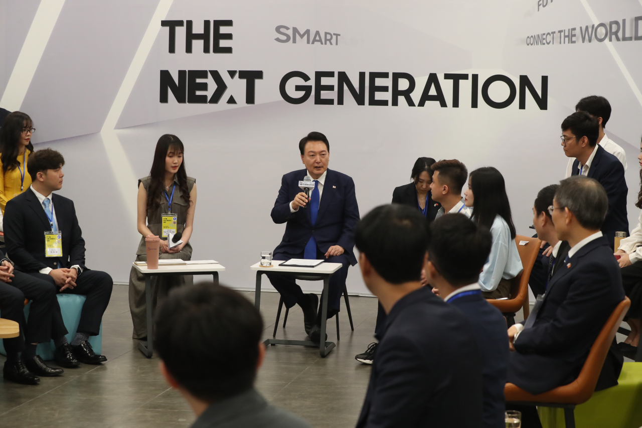 윤석열 대통령이 24일 하노이 삼성전자 R&D센터에서 열린 한·베트남 디지털 미래세대와의 대화에서 인사말을 하고 있다. [연합]