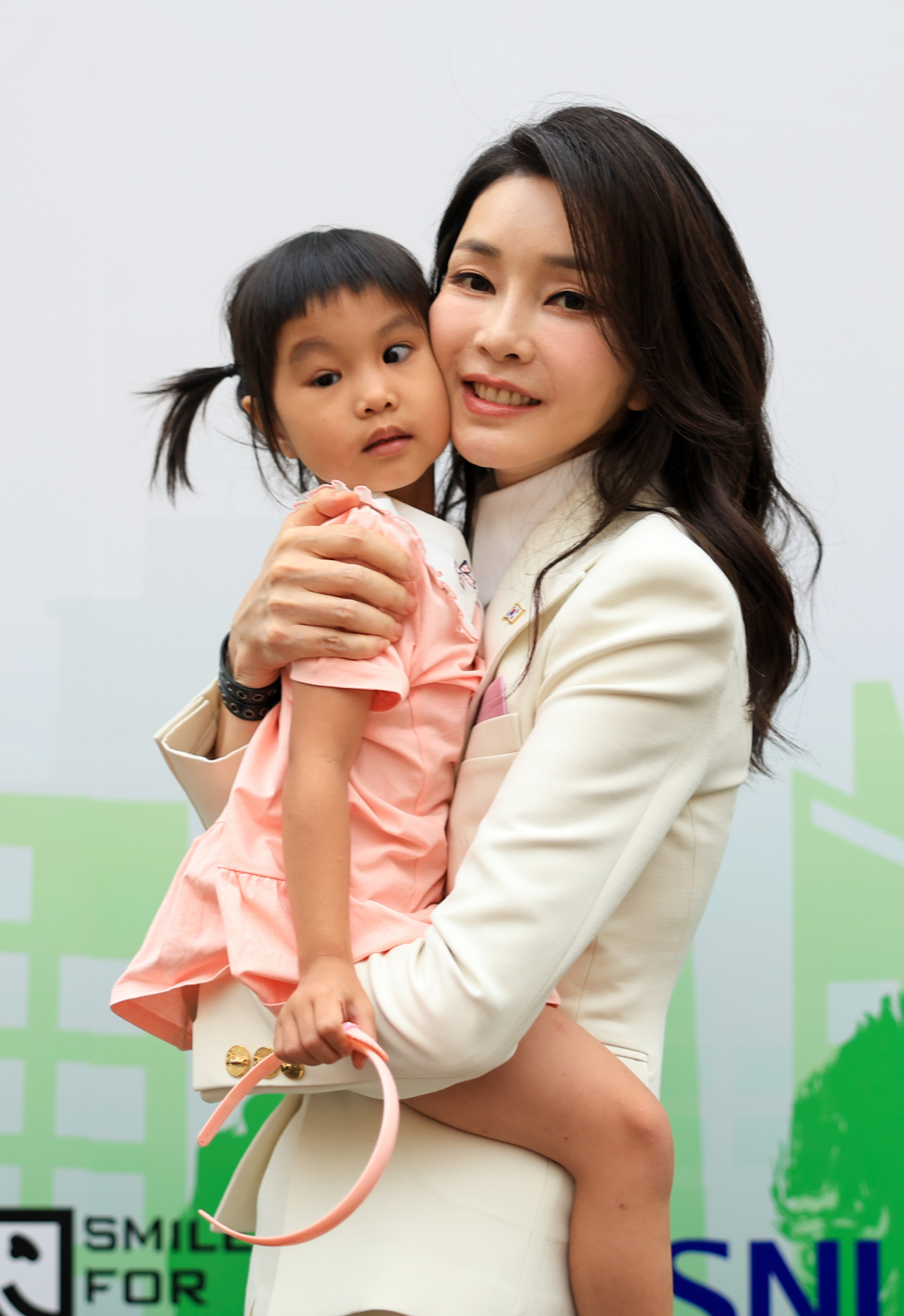 베트남을 국빈 방문 중인 김건희 여사가 24일(현지시간) 경제적으로 어려운 얼굴기형 어린이를 위한 의료단체인 '스마일 포 칠드런'의 베트남 협력병원인 108 중앙군사병원을 방문, 환우를 안아주고 있다. [연합]