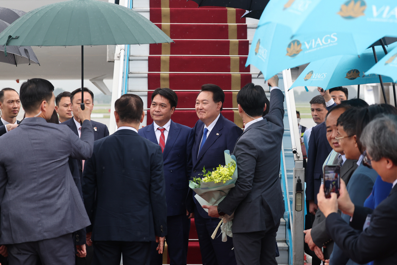 프랑스 국제박람회기구(BIE) 총회와 베트남 국빈 방문을 마친 윤석열 대통령이 24일(현지시간) 하노이 노이바이 국제공항에서 귀국길에 오르며 환송객들과 인사하고 있다. [연합]