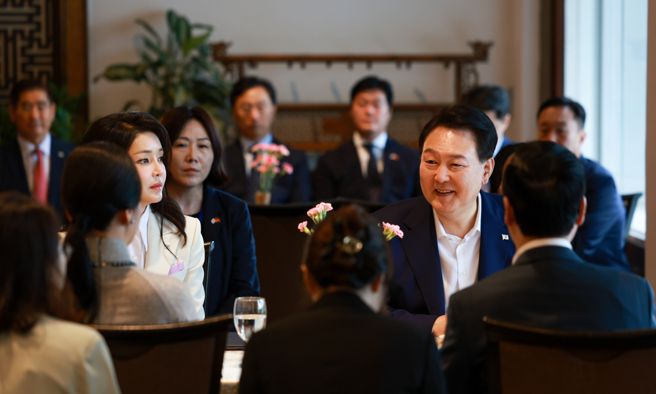 베트남을 국빈 방문 중인 윤석열 대통령과 부인 김건희 여사가 24일 하노이 호안끼엠 호수 인근 식당에서 보 반 트엉 베트남 국가주석 내외와 친교 조찬을 하고 있다. [연합]