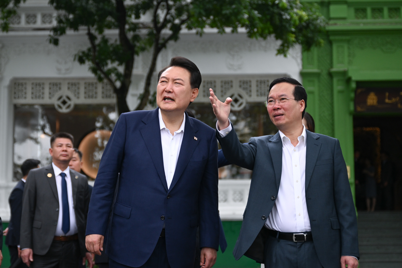 베트남을 국빈 방문 중인 윤석열 대통령과 보 반 트엉 베트남 국가주석이 하노이 호안끼엠 호수 인근 식당에서 열린 친교 조찬에 참석, 대화하고 있다. [연합]