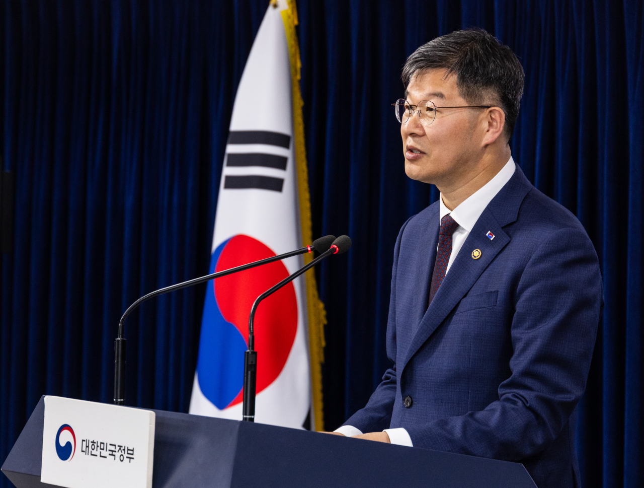 이기일 보건복지부 1차관이 22일 오후 서울 종로구 정부서울청사에서 임시 신생아 번호 관리 아동 실태조사방안 등 아동학대와 관련한 대응 방안을 발표하고 있다. 정부는 출신신고 되지 않은 아동에 대해 전수조사를 실시하기로 했다. [연합]
