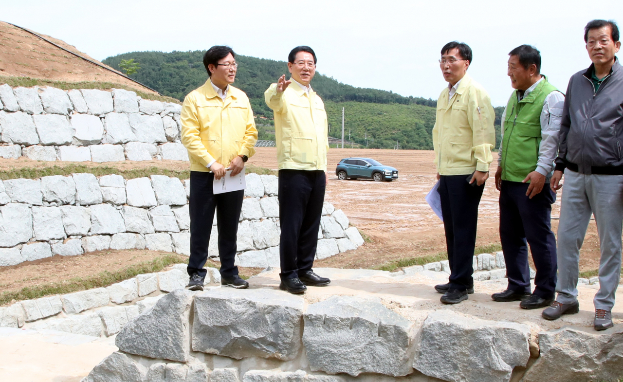 김영록지사가 보성의 산사태 취약지역을 살펴보고 있다