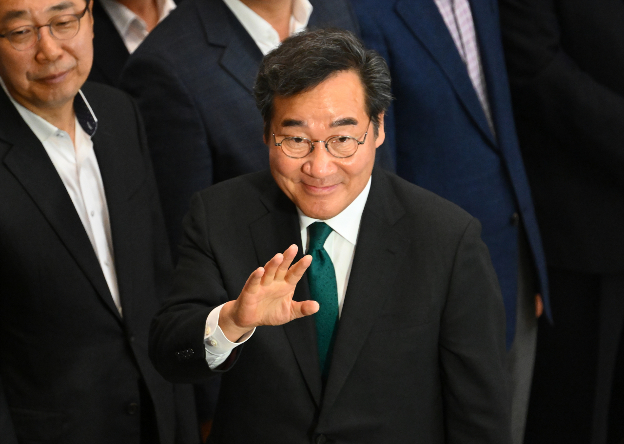 더불어민주당 이낙연 전 대표가 1년간의 미국 유학 생활을 마친 뒤 24일 오후 인천국제공항을 통해 귀국한 뒤 지지자들을 향해 인사하고 있다. [연합]