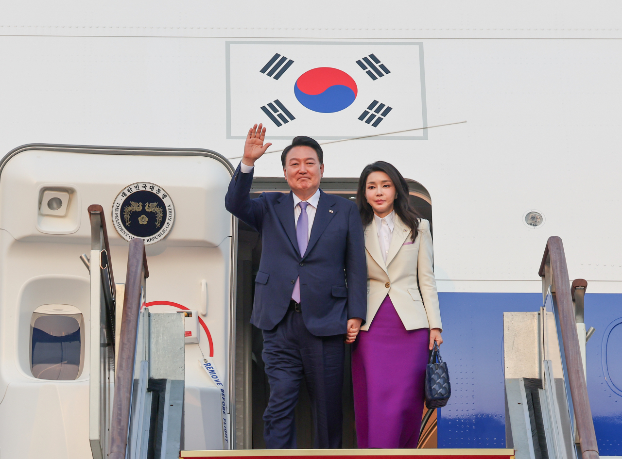 프랑스·베트남 방문을 마친 윤석열 대통령과 김건희 여사가 24일 오후 성남 서울공항에 도착해 공군 1호기에서 내리며 손을 들어 인사하고 있다. [연합]