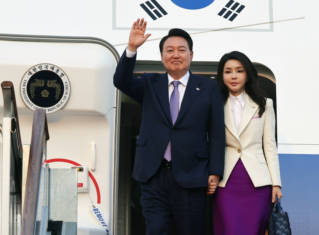 프랑스·베트남 방문을 마친 윤석열 대통령과 김건희 여사가 24일 오후 성남 서울공항에 도착해 공군 1호기에서 내리며 손을 들어 인사하고 있다. [연합]