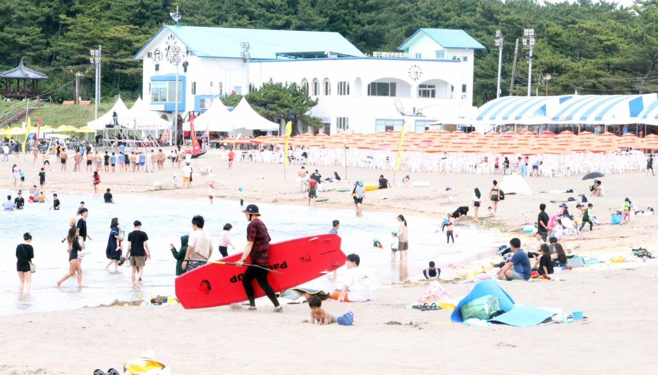 24일 조기 개장한 제주 이호테우해변에서 피서객들이 물놀이하고 있다. [연합]