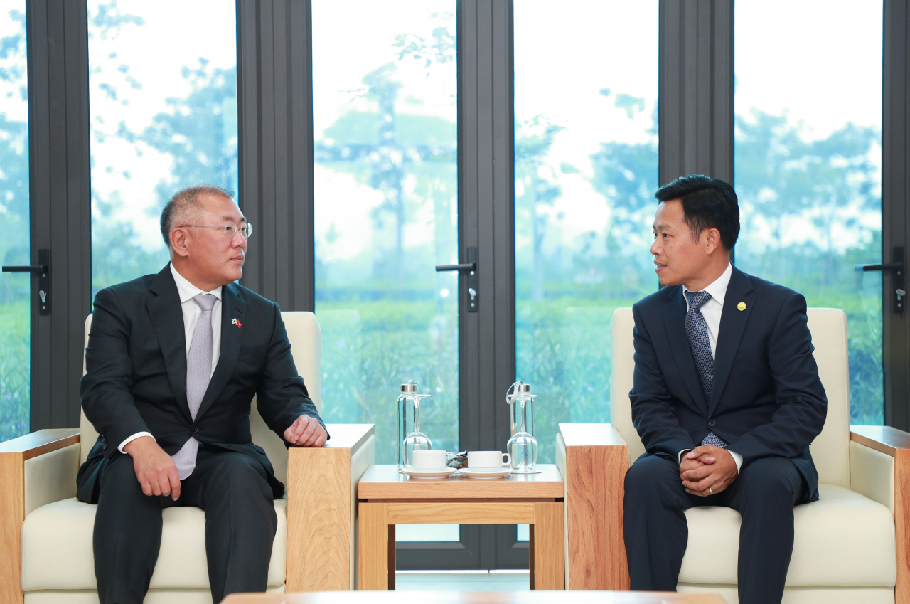 정의선 현대차그룹 회장과 레 꾸언 하노이 국립대 총장이 23일(현지시간) 베트남 하노이 국립대에서 인재육성 방안에 대해 이야기를 나누고 있다. [현대차 제공]