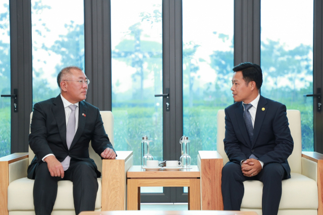 정의선(왼쪽) 현대차그룹 정의선 회장이 23일(현지시간) 레 꾸언 하노이 국립대 총장과 만나 미래 혁신 인재 육성의 필요성과 상호 협력 방안에 대해 의견을 나누고 있다. [현대차그룹 제공]