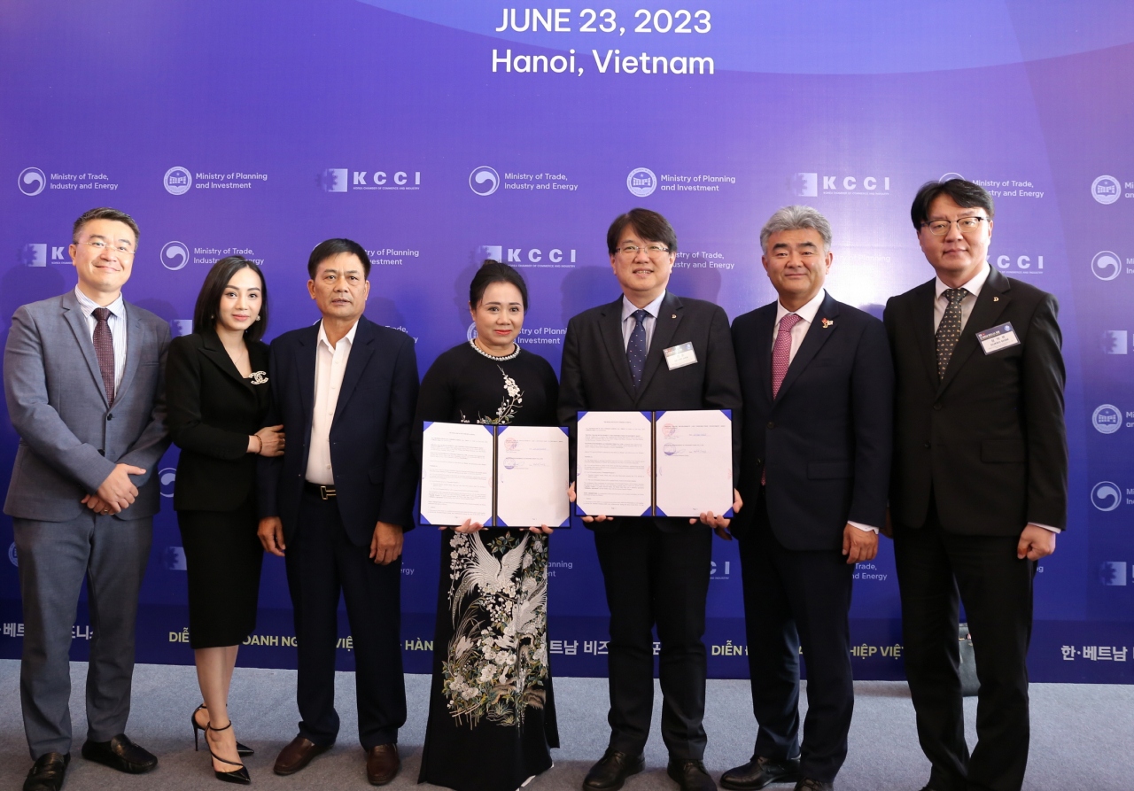 대우건설 정원주 회장(오른쪽에서 두 번째)과 한승 해외사업단장(오른쪽에서 세 번째)이 베트남 신재생에너지기업 TTA(응우엔 티 응옥 회장회장. 사진 가운데)와 MOU 체결 뒤 기념 촬영을 하고 있다. [대우건설 제공]