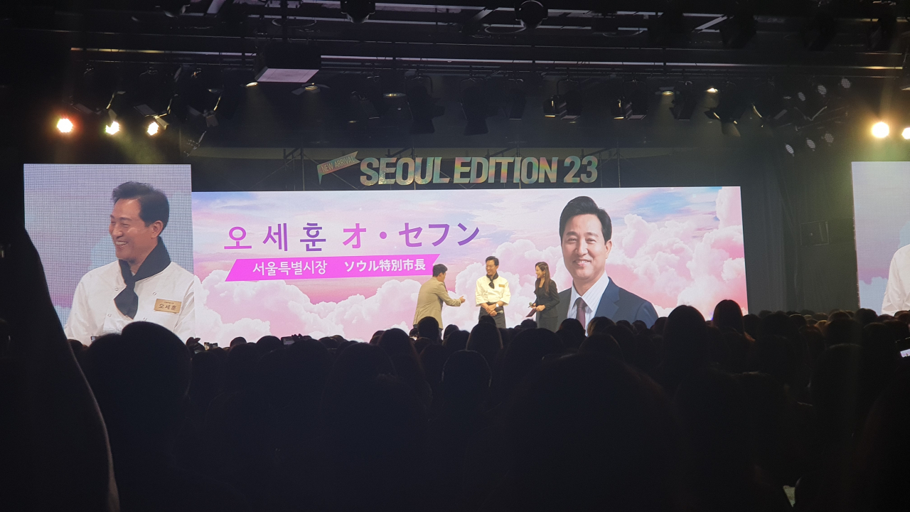 오세훈 서울시장이 24일 도쿄 메트로폴리탄 인더스트리얼 센터에서 열린 ‘서울관광 프로모션 행사’에서 쉐프복을 입고 MC 강남과 함께 경품 추첨 행사를 진행하고 있다. [서울시 공동취재단]