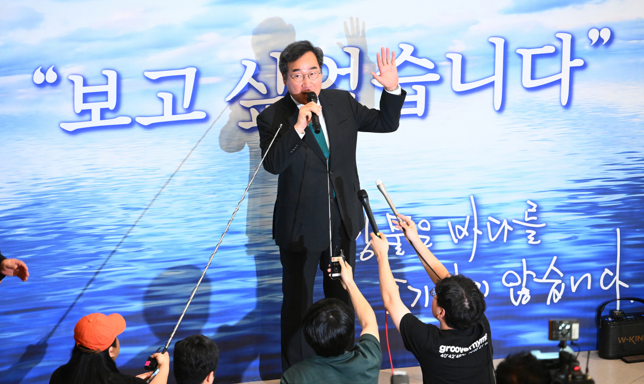 이낙연 더불어민주당 전 대표가 1년간의 미국 유학 생활을 마친 뒤 24일 오후 인천국제공항을 통해 귀국한 뒤 지지자들을 향해 발언하고 있다. [연합]