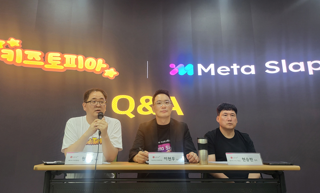 LG유플러스 원선관(왼쪽) 메타버스프로젝트팀장, 이현우 가상오피스프로젝트팀장, 현승헌 메타버스서비스개발팀장이 지난 23일 광화문 소재 세미나실에서 열린 메타버스 시연회에서 질의응답을 하고 있다. [LG유플러스 제공]